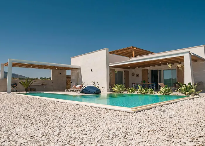 Della Qubbah With Pool Alcamo